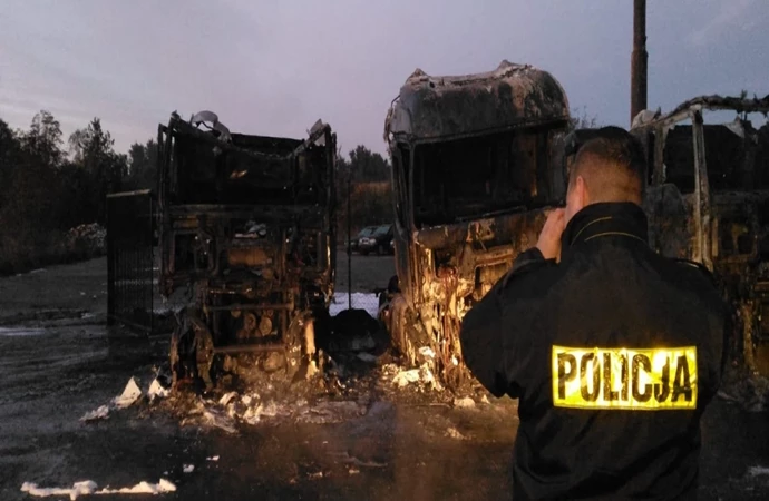 {6 ciągników siodłowych spłonęło na parkingu w Piątkach niedaleko Nidzicy.}