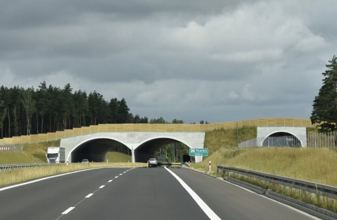 {Przedstawiciele olsztyńskiego oddziału Generalnej Dyrekcji Dróg Krajowych i Autostrad podpisali porozumienie z Regionalną Dyrekcją Lasów Państwowych w Olsztynie.}