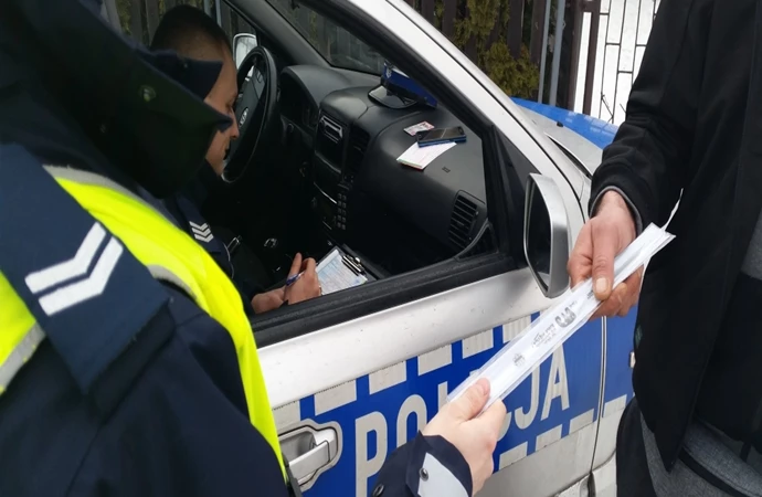 {Policjanci ukarali dwóch mieszkańców Nidzicy, którzy próbowali łapać „stopa” na drodze szybkiego ruchu.}