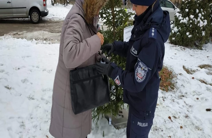 {Policjanci z Warmii i Mazur po raz kolejny namawiali do rozbierania choinek.}